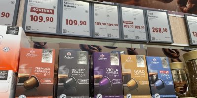 Kávové kapsle v supermarketu