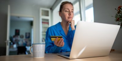 Žena u notebooku používá kartu pro online platbu