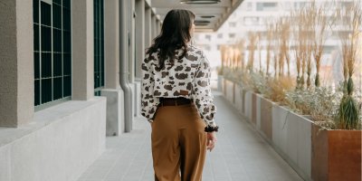 Žena v bundě se zvířecím vzorem