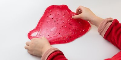 Červený sliz se třpytkami