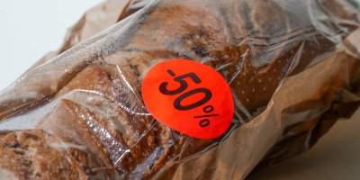 Nálepka -50 % na baleném pečivu