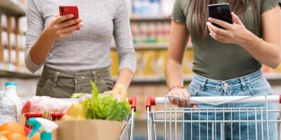 Dvě ženy s nákupními košíky vedle sebe