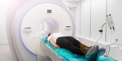 Žena absolvující vyšetření pomocí magnetické rezonance