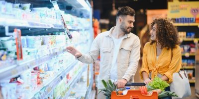 Pár nakupuje v obchodě