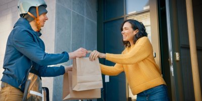 Muž doručuje jídlo