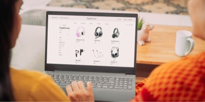 Žena si prohlíží sluchátka na e-shopu