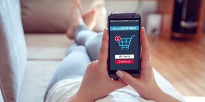 Žena nakupující v e-shopu na mobilním telefonu
