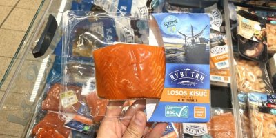 Vakuovaný losos v supermarketu