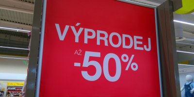 Červená cedule s upozorněním na až 50% výprodej
