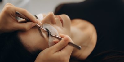 Žena v salónu absolvuje prodloužení řas