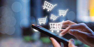 Žena nakupující online přes mobilní telefon