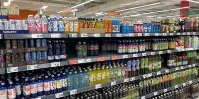 Nealkoholické nápoje v regálu supermarketu