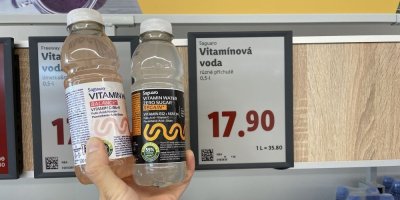 Vitamínové vody v supermarketu