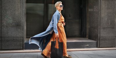Žena v oranžovo-modrém outfitu