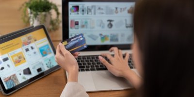 Žena nakupující na e-shopu provádí platbu kreditní kartou
