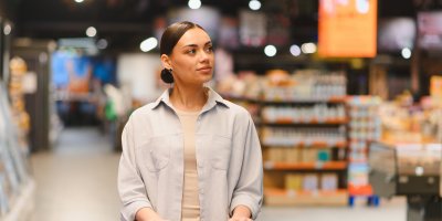 Žena nakupuje v supermarketu