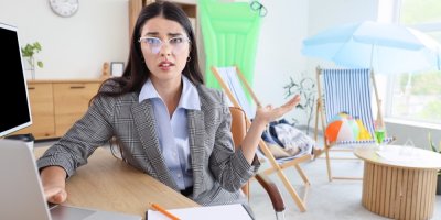 Frustrovaná žena v kanceláři během letní dovolené