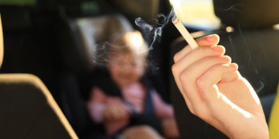 Matka se zapálenou cigaretou v autě v přítomnosti malého dítěte