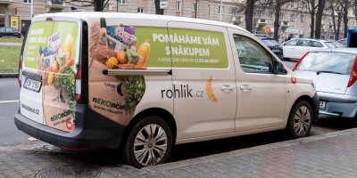 Dodávka s potravinami značky Rohlík