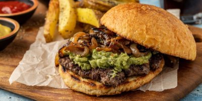 Burger s masem, avokádovým dipem a smaženou cibulí