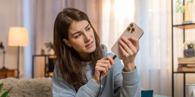 Žena dává telefon do nabíječky