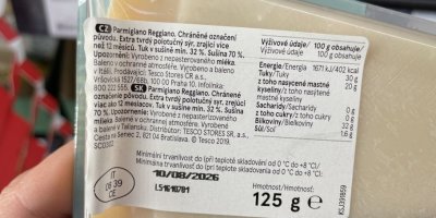 Etiketa na obalu sýru Parmigiano Reggiano