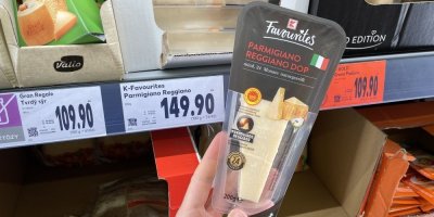 Sýr Parmigiano Reggiano v supermarketu
