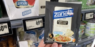 Sýr Parmigiano Reggiano v supermarketu