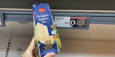 Sýr Parmigiano Reggiano v supermarketu