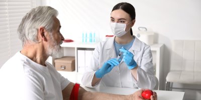 Žena se chystá vzít staršímu muži krev