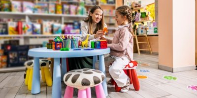 Matka a dcera si hrají v hračkářství