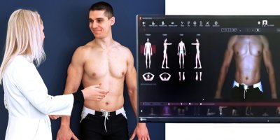 Lékařka provádí celotělové mapování znamének a kožních změn pomocí digitálního dermatoskopu