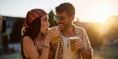 Žena i muž konzumují pivo v kelímcích