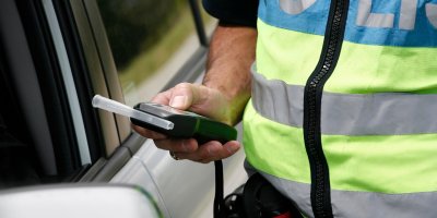 Pracovník policie připravující akohol metr pro řidiče