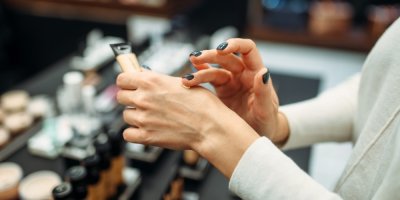 Žena si zkouší make-up na ruku