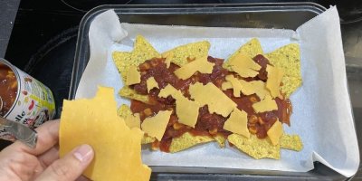 Příprava zapečených nachos se sýrem