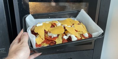 Příprava zapečených nachos se sýrem