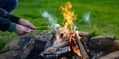 Záběr na opékání marshmallows