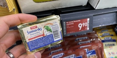 Tavený sýr v rukou