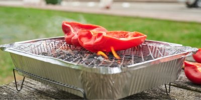 Opékání papriky na jednorázovém grilu