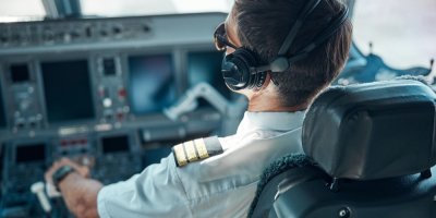 Pilot v kokpitu letadla komunikuje během letu prostřednictvím palubního systému