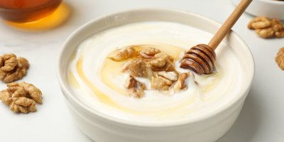 Jogurt s ořechy a medem