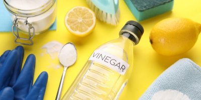 Ocet, citron, jedlá soda a úklidové pomůcky