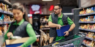 Prodavači vybalují zboží v obchodě