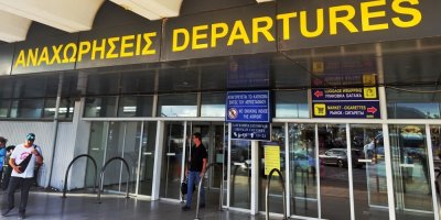 Vstup do odletové haly letiště Heraklion na řeckém ostrově Kréta