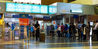Dlouhá fronta cestujících u gate na letišti během odbavení a nástupu do letadla