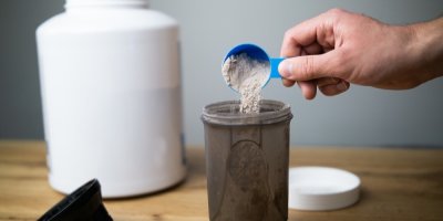 Muž připravuje proteinový nápoj