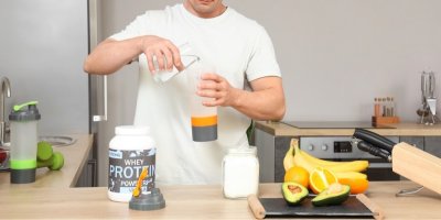 Muž si připravuje proteinový nápoj