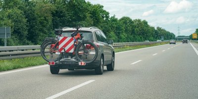Auto se dvěma jízdními koly na nosiči