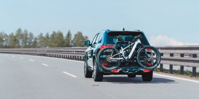 Auto se dvěma jízdními koly na nosiči